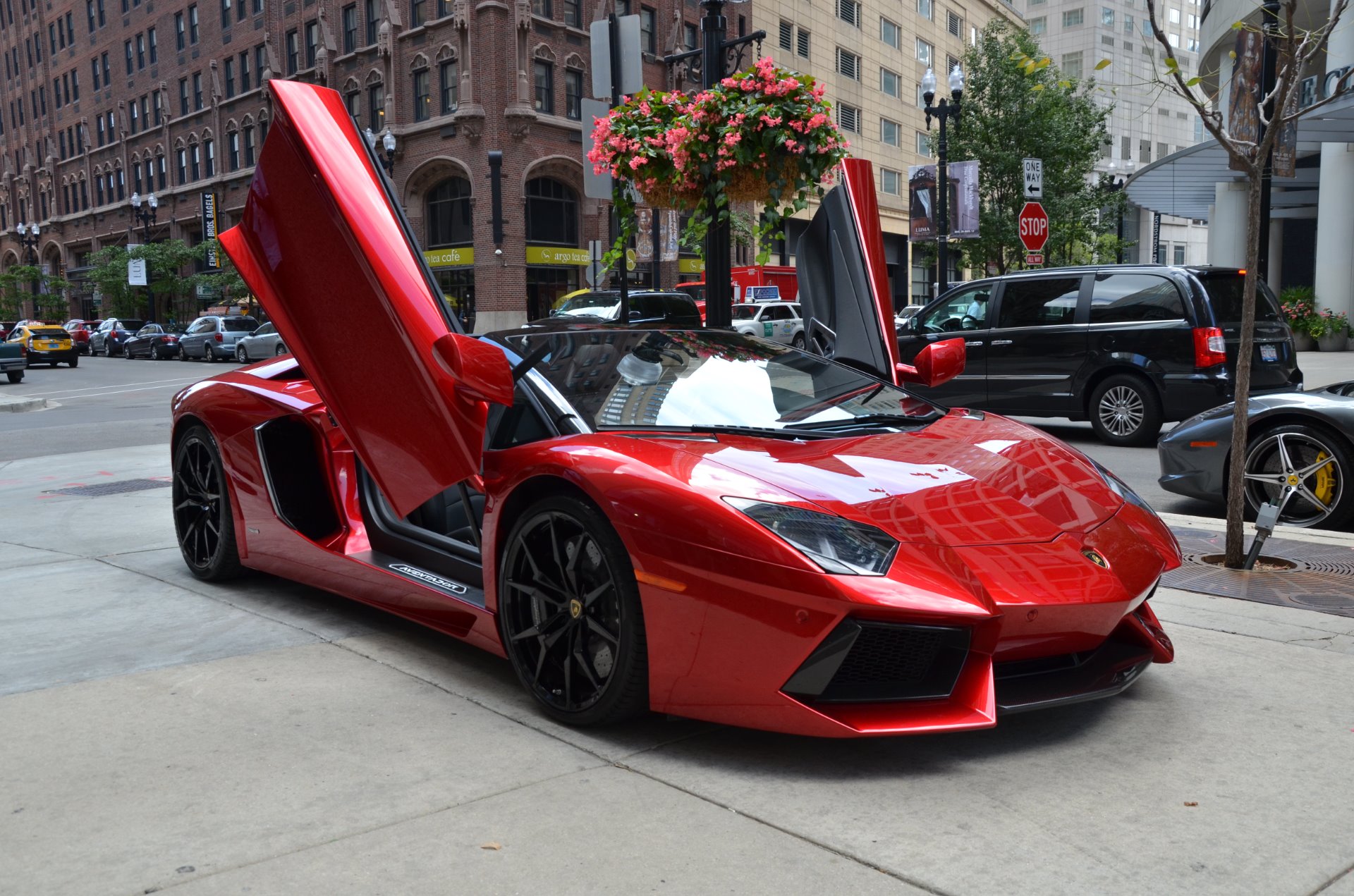 Lamborghini с открытыми дверями