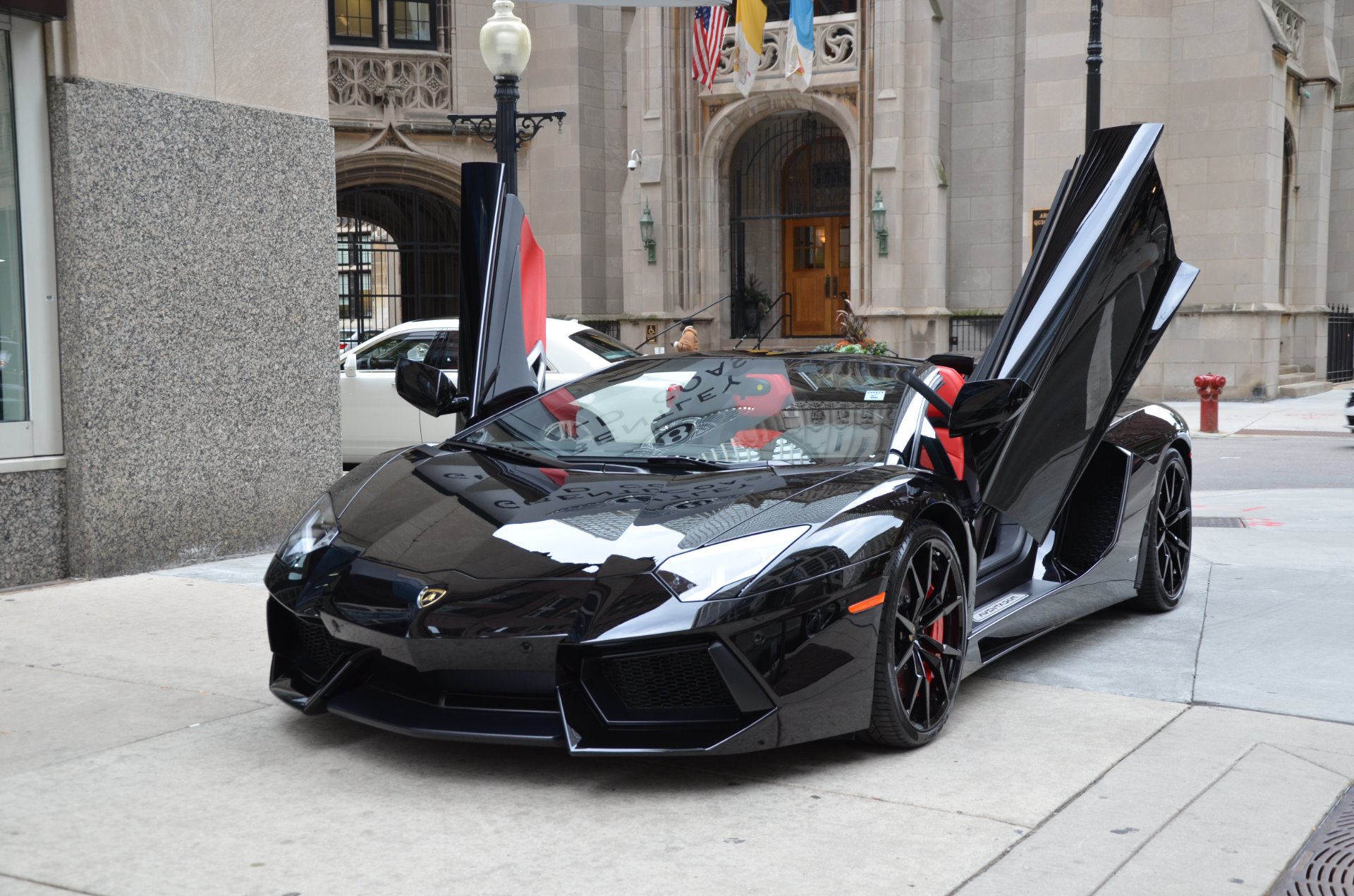 Lamborghini Aventador открытые двери