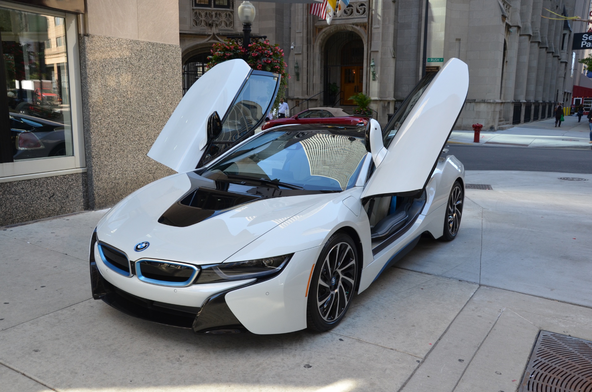 BMW i8 на ночном городе