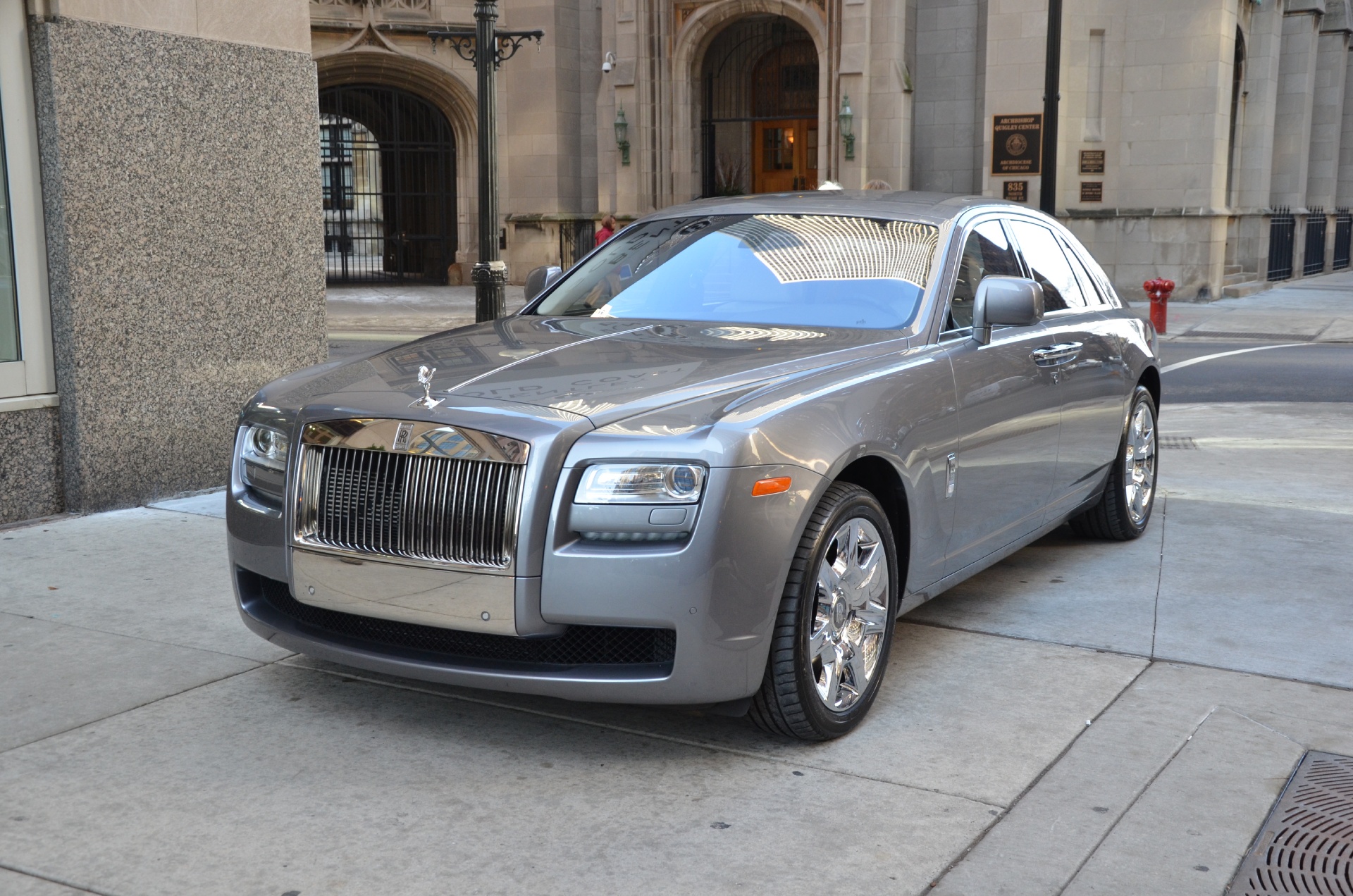 Похожие на роллс ройс. Rolls Royce Ghost 2010. Трехдверный Роллс Ройс 2010. Rolls-Royce Шевроле. 2010 Rolls-Royce Ghost золото.