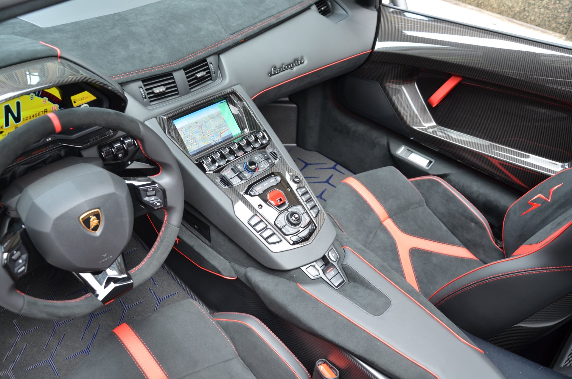 Lamborghini Aventador SVJ спидометр