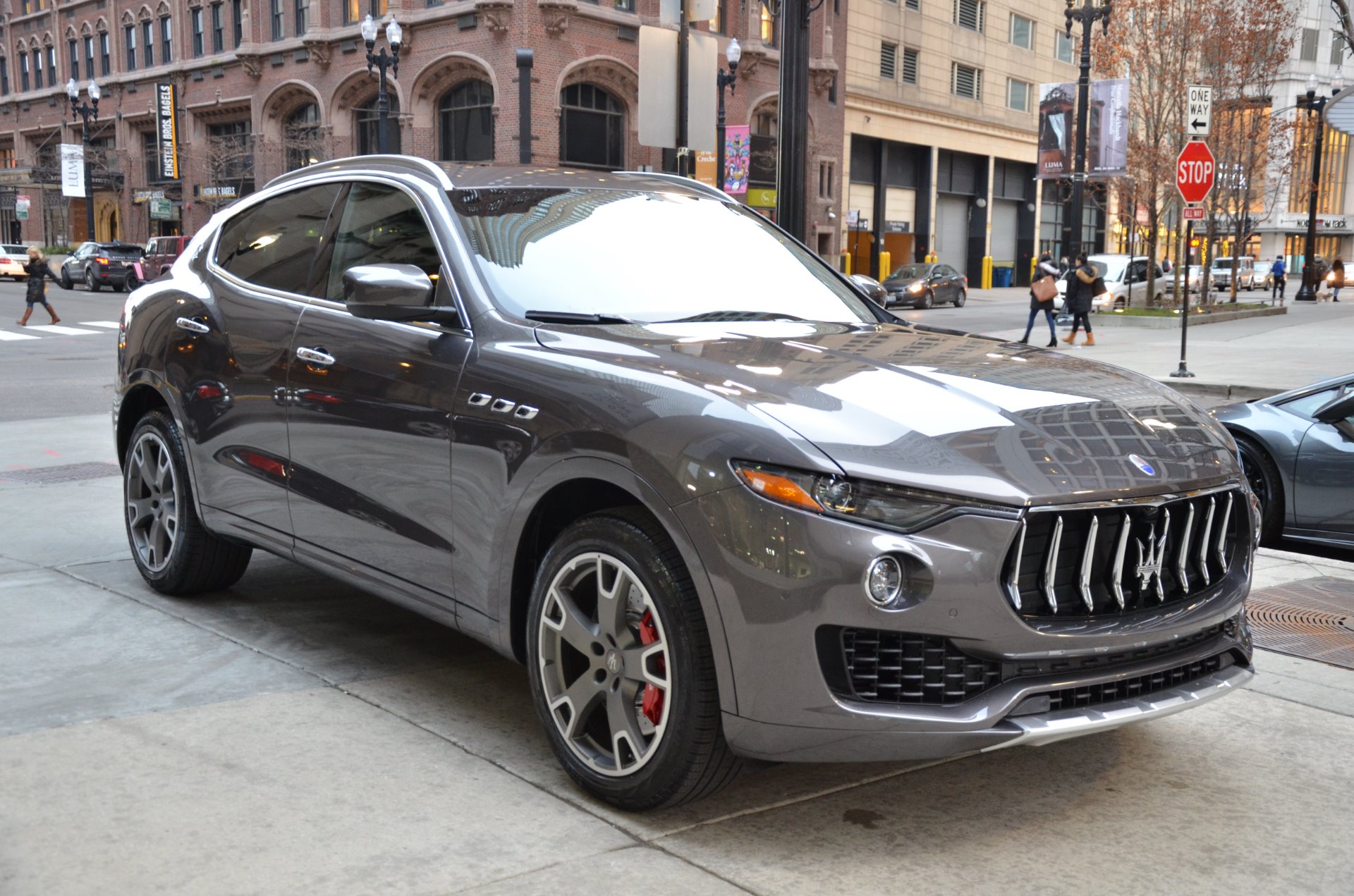 Maserati кроссовер Levante коричневый