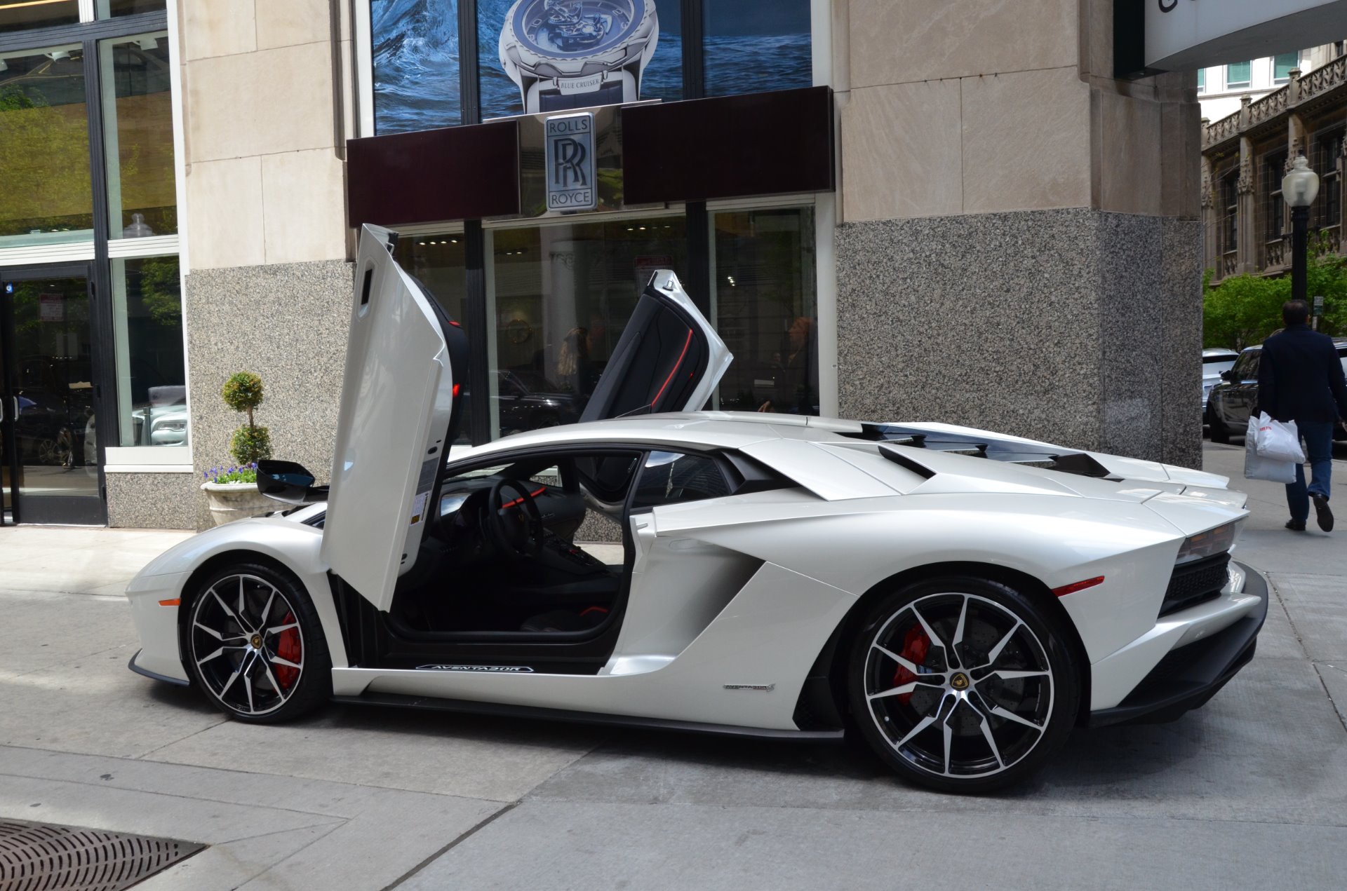 Lamborghini Aventador открытые двери