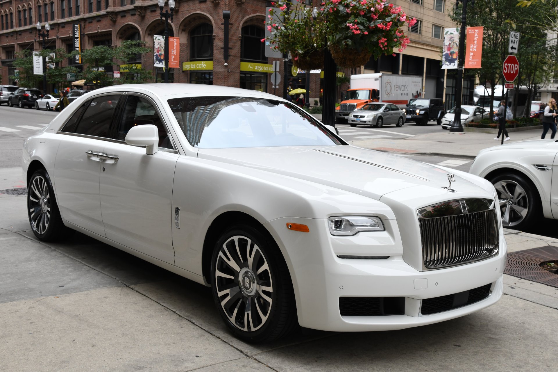 Белый роллс. Rolls Royce Ghost. Rolls Royce Ghost 2019. Rolls Royce Ghost 2007. Rolls Royce Ghost White.