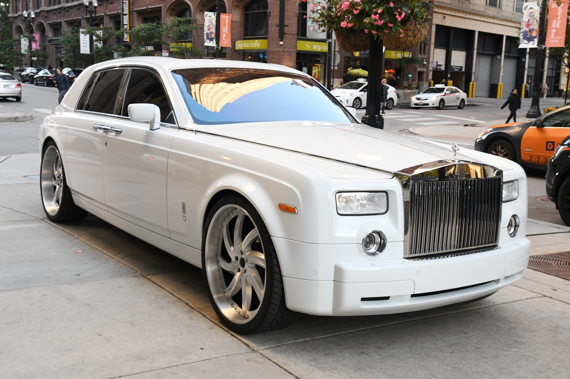 Белый роллс ройс. Rolls Royce Phantom 2006. Rolls Royce Phantom r24. Rolls Royce Phantom 1974. Rolls Royce Phantom белый.
