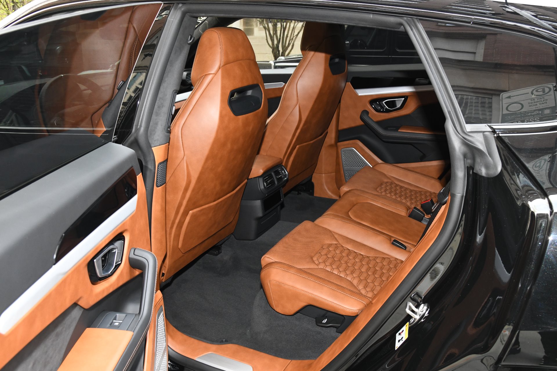 Lamborghini Urus открытые двери