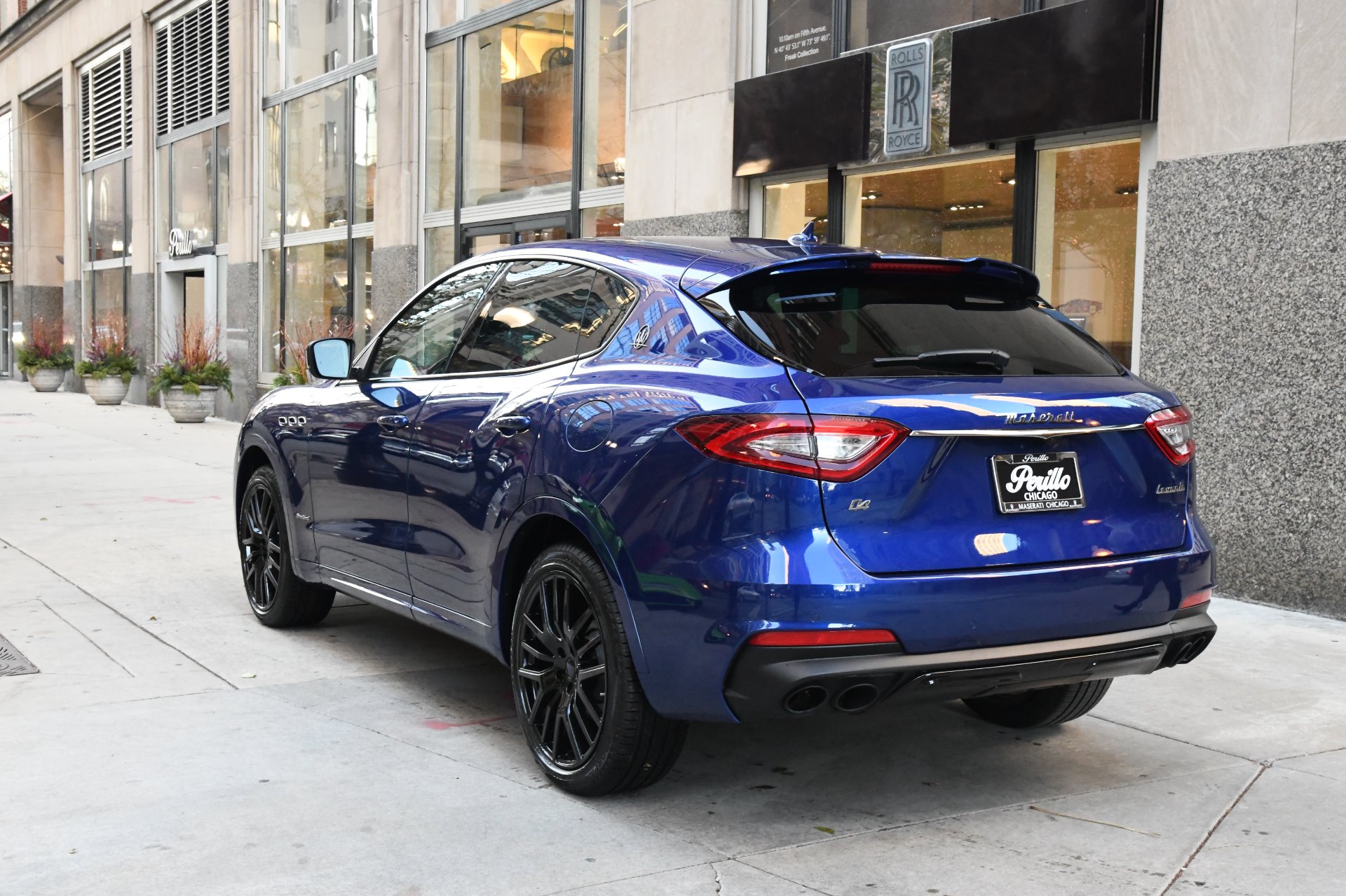 Maserati Levante розовый