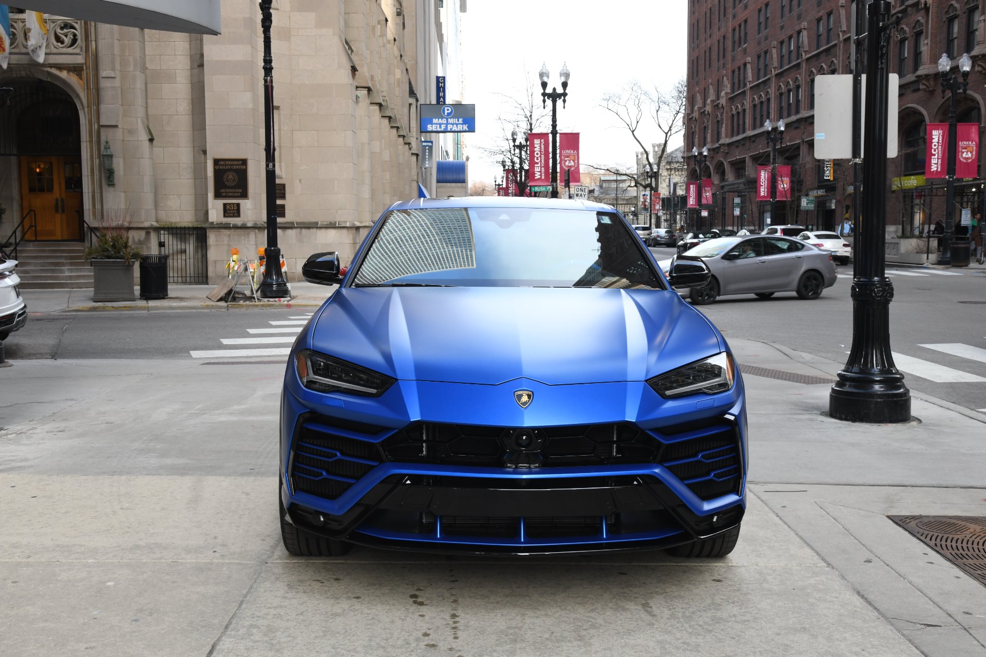 Lamborghini Urus синий