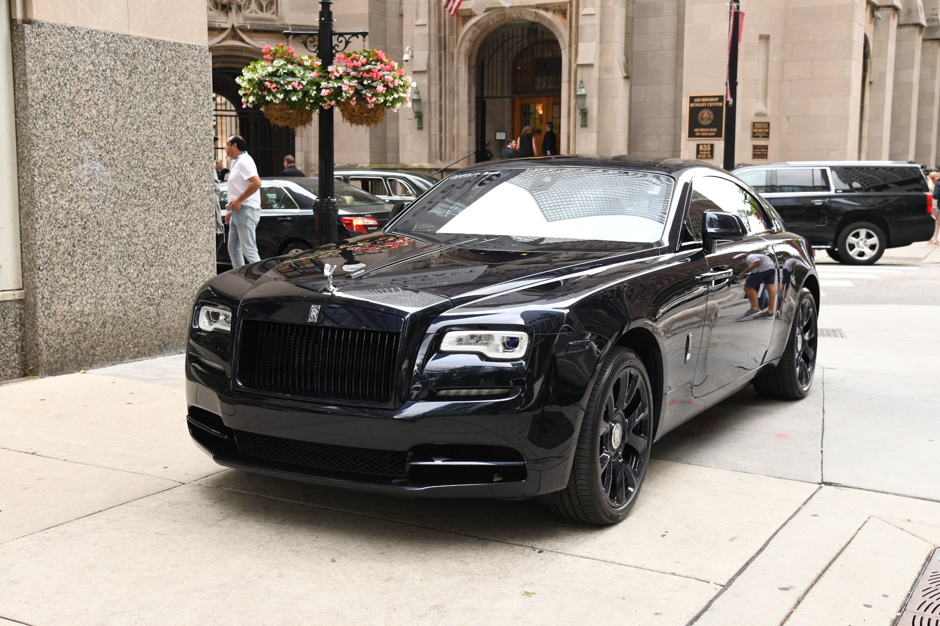 Роллс врайт. Роллс Ройс Wraith. Rolls Royce Wraith Black Mansory. Rolls Royce Wraith 2022. Rolls Royce Wraith 2017.