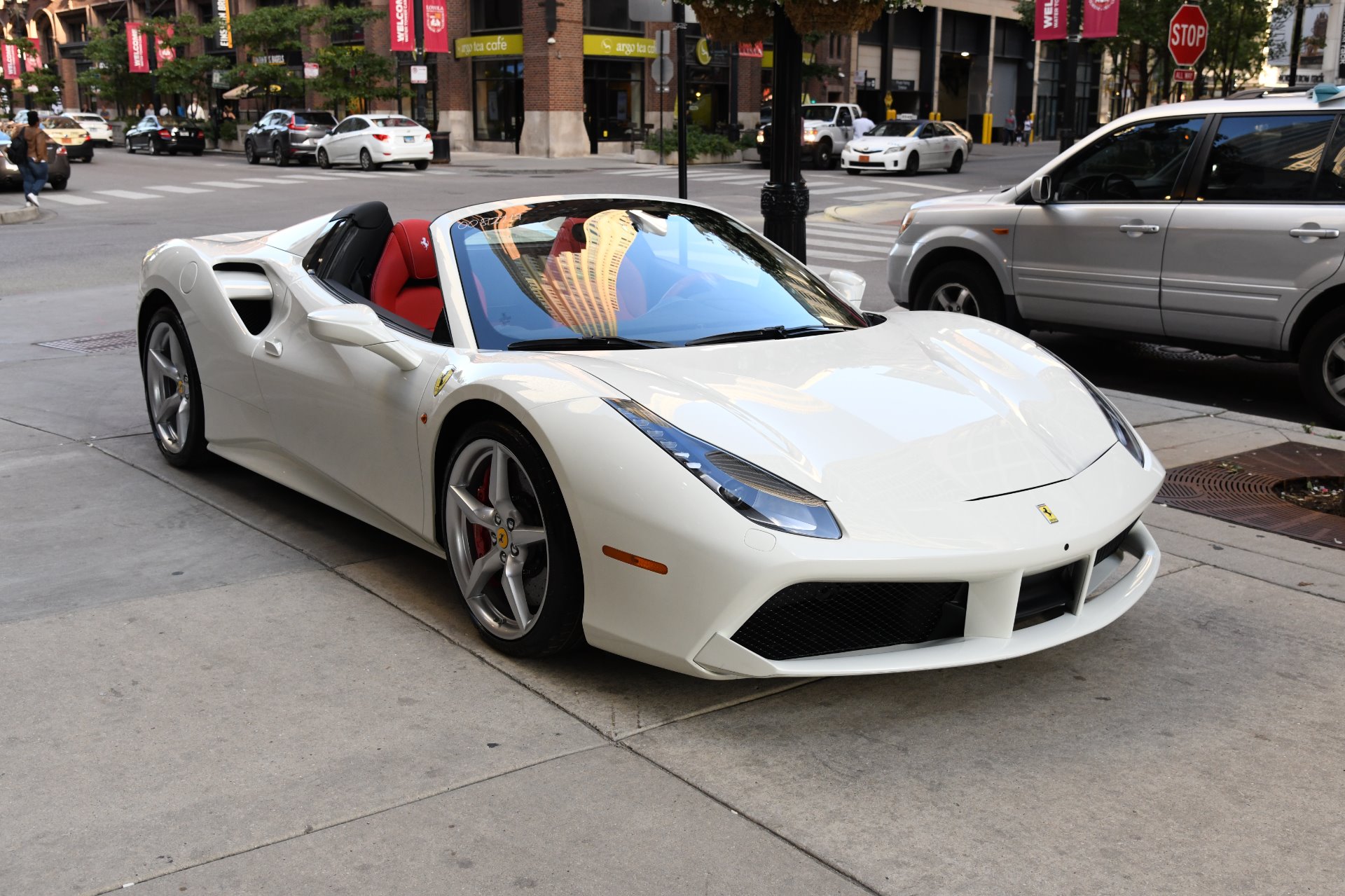 Феррари 488 белая