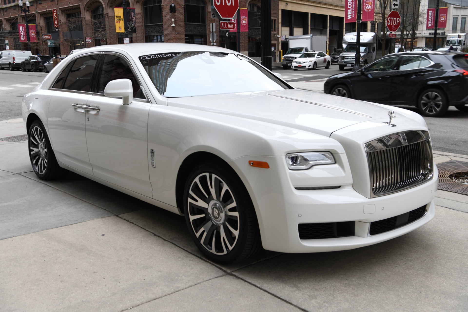 Белый роллс. Rolls Royce Wraith 2019. Rolls Royce Wraith 2020 белый. Rolls Royce Ghost 2020. Rolls Royce Coupe 2020.