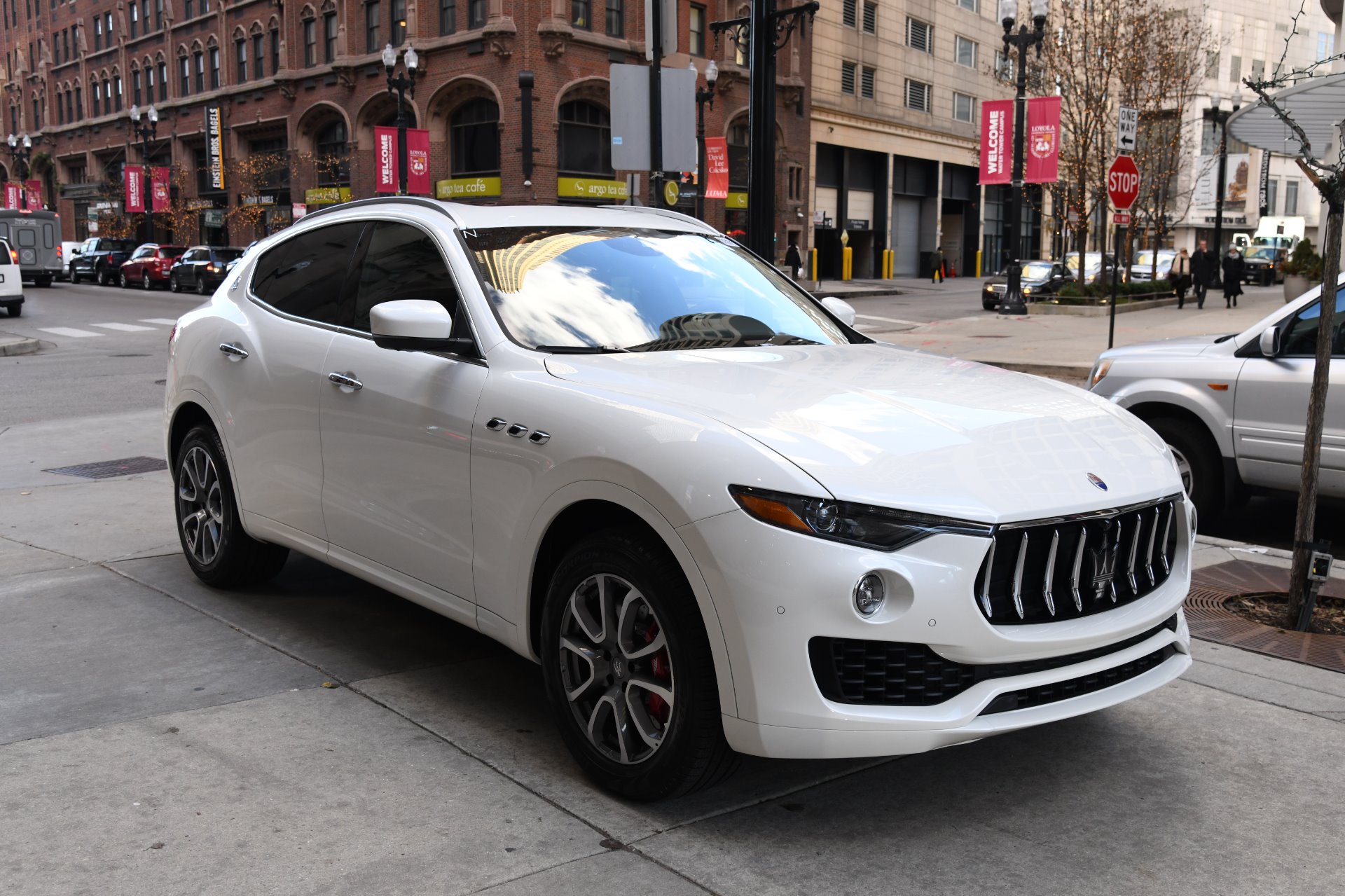 Maserati Levante белая