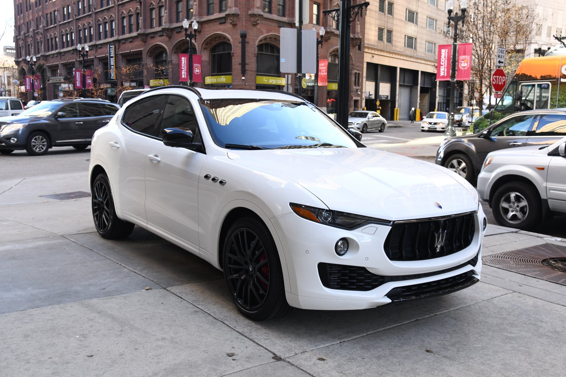 Maserati Levante белая