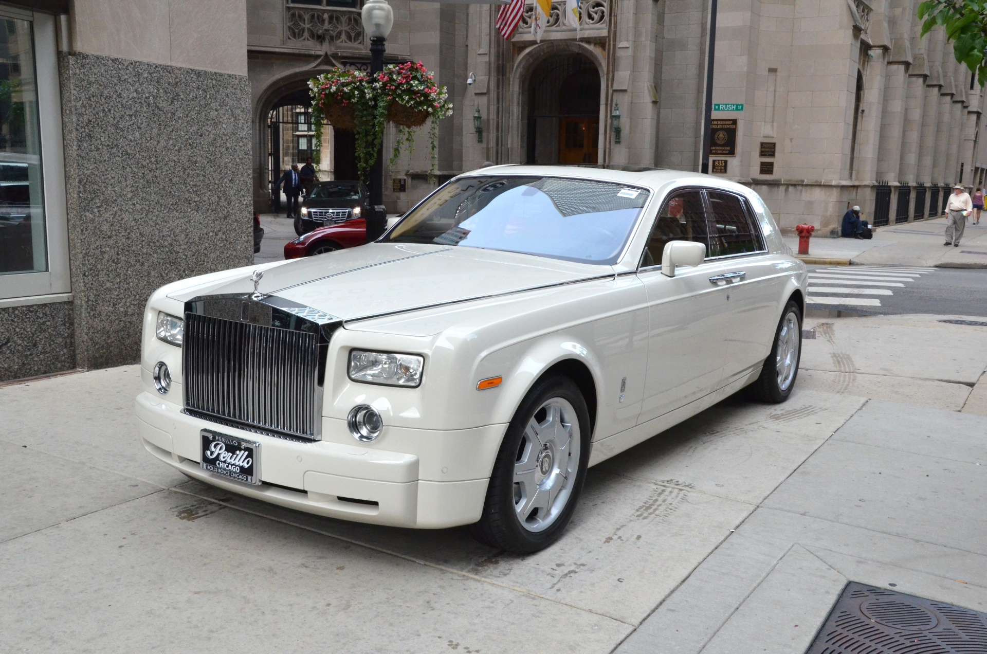 Bóng ma Anh quốc RollsRoyce Phantom 7 năm tuổi vẫn có giá ngang  MercedesMaybach S 680 mới
