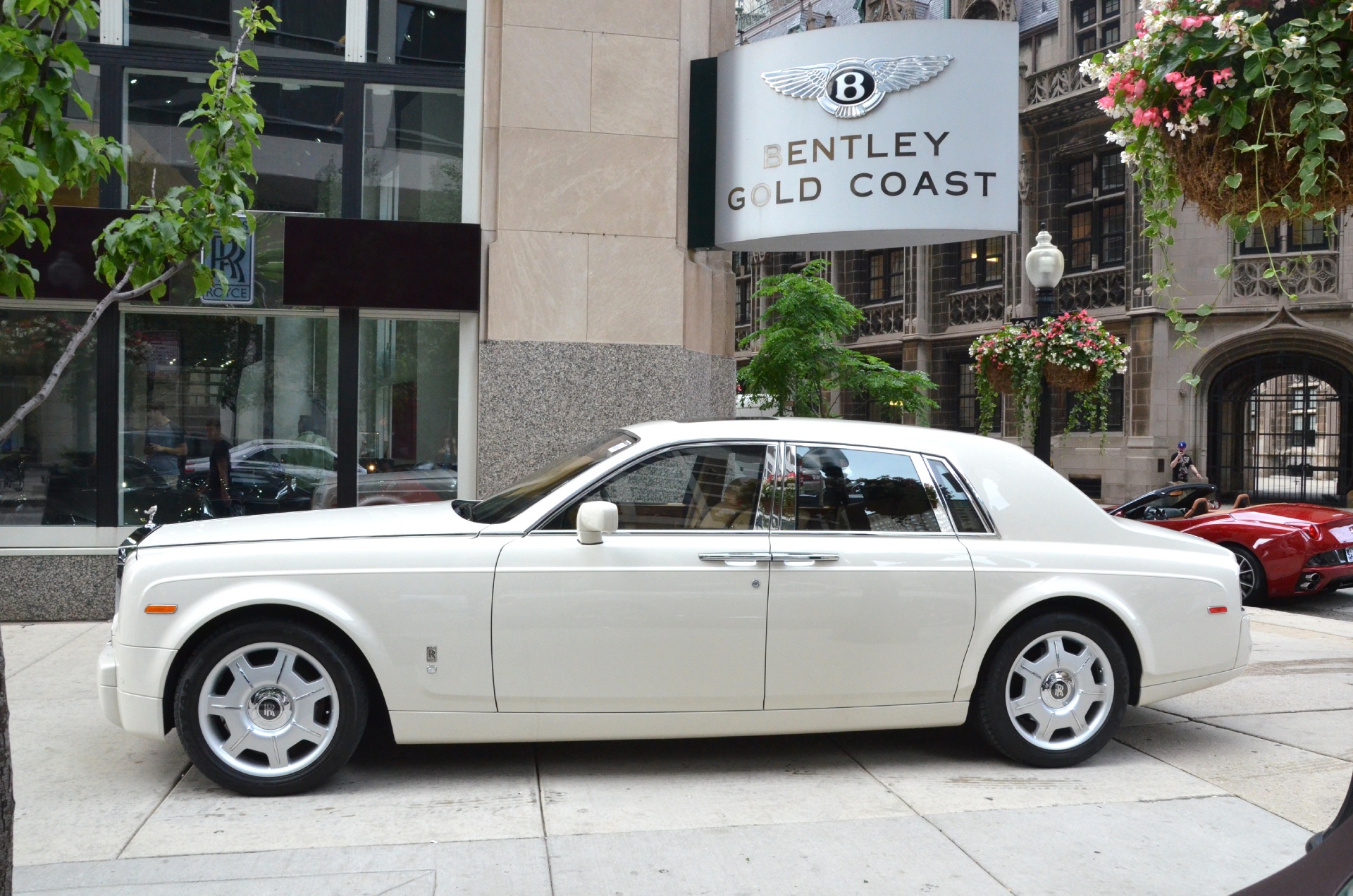 Bóng ma Anh quốc RollsRoyce Phantom 7 năm tuổi vẫn có giá ngang  MercedesMaybach S 680 mới