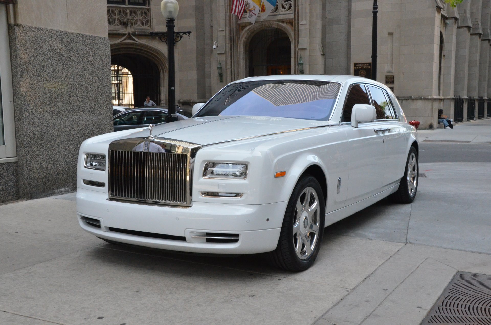 Bóng ma Anh quốc RollsRoyce Phantom 7 năm tuổi vẫn có giá ngang  MercedesMaybach S 680 mới