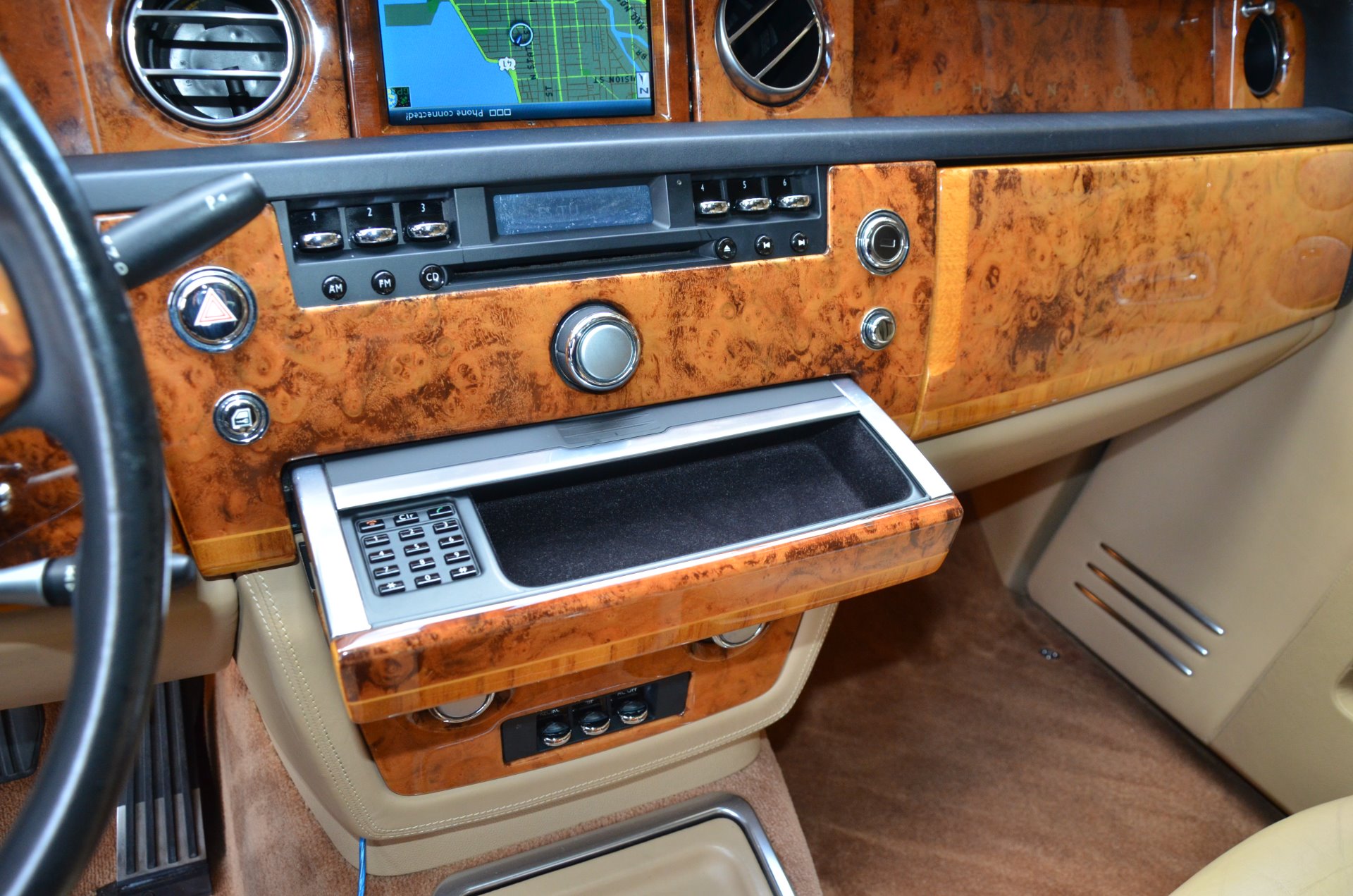 Bóng ma Anh quốc RollsRoyce Phantom 7 năm tuổi vẫn có giá ngang  MercedesMaybach S 680 mới