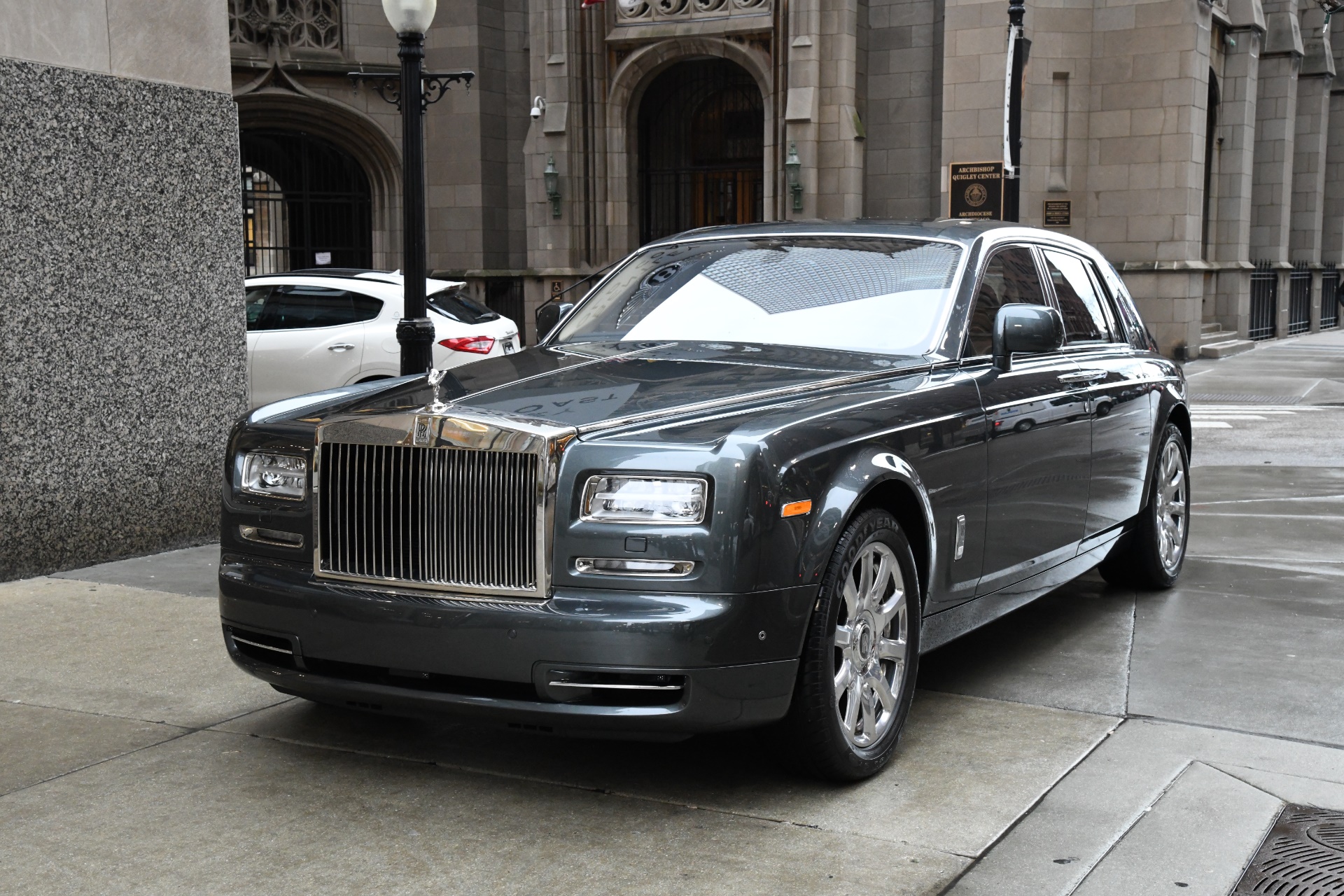 Tỷ phú Ấn Độ tậu xe RollsRoyce Phantom mạ vàng làm taxi