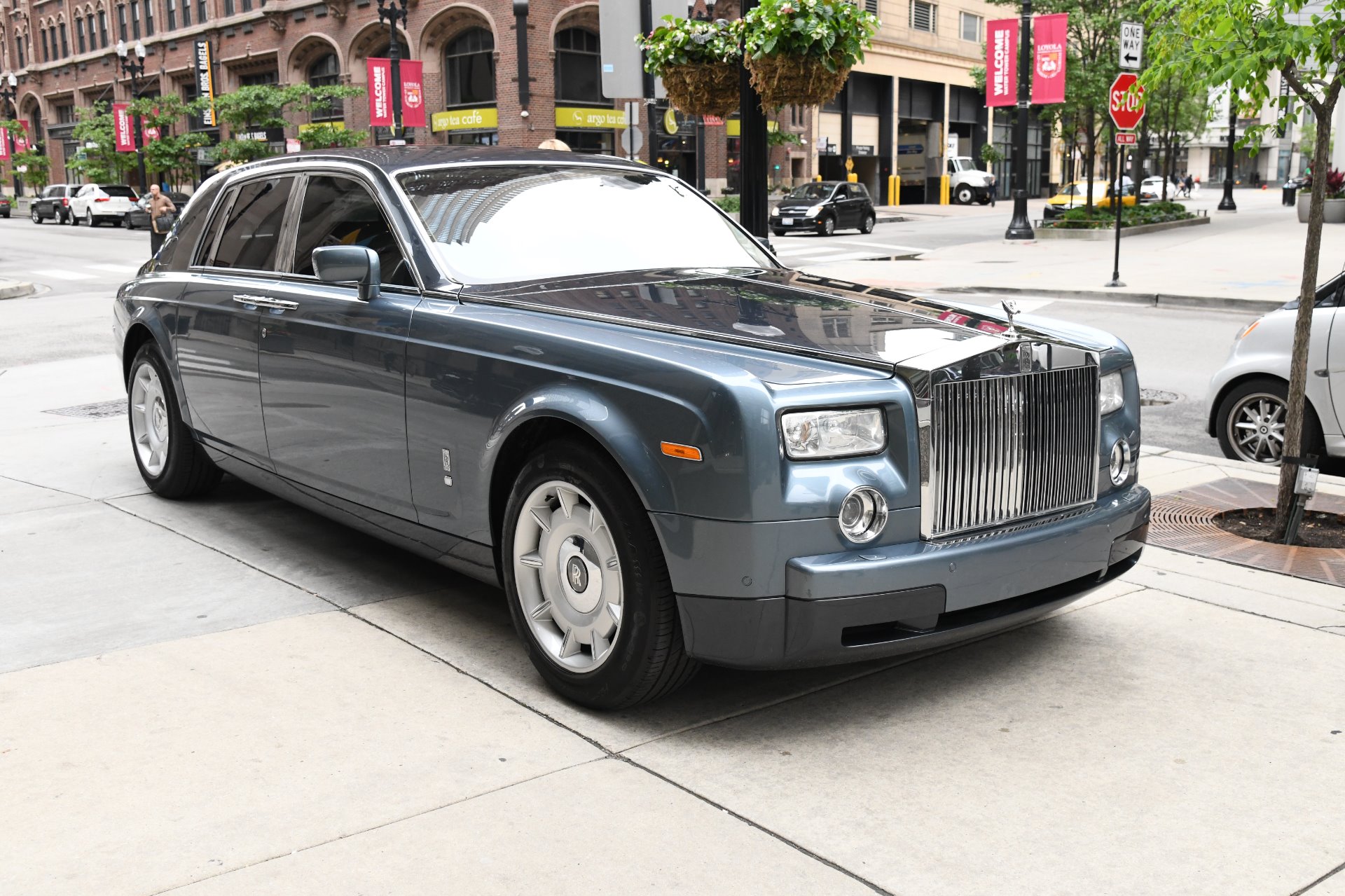 Cận cảnh RollsRoyce Phantom Drophead Coupe màu xanh dương độc nhất Việt Nam