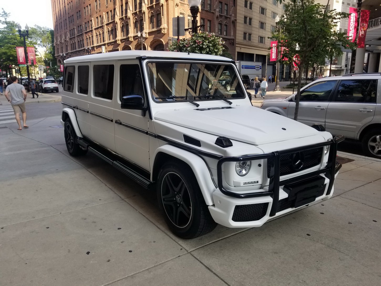 Mercedes-Benz G 55 AMG ブラックとCLS ホワイトのセット Mercedes-Benz G 55 AMG ブラックとCLS ホワイトのセット Mercedes