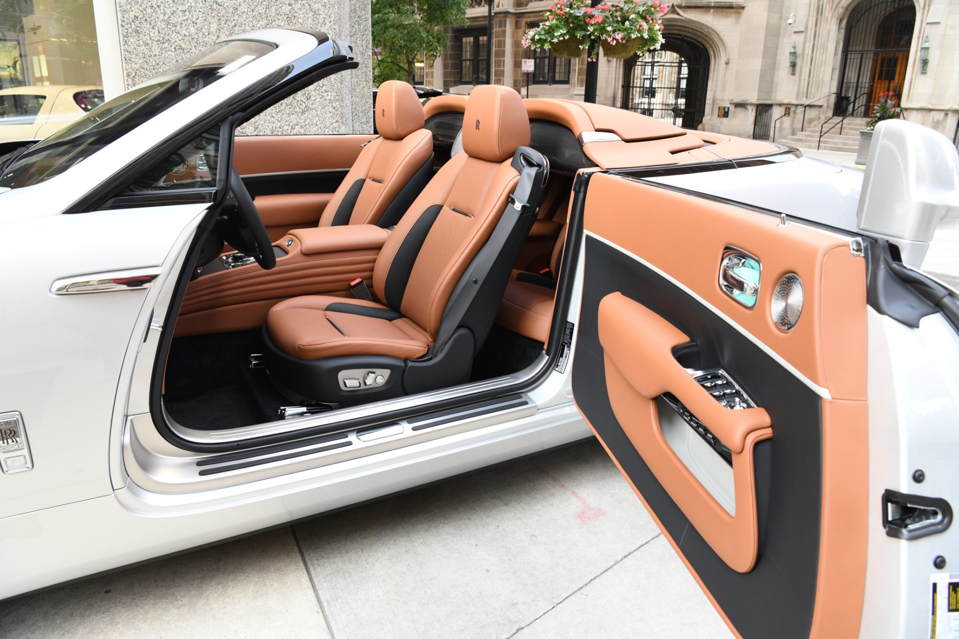 Dawn Silver Bullet  bộ sưu tập đầu tiên của thế kỷ mới của RollsRoyce   Tin nhanh chứng khoán