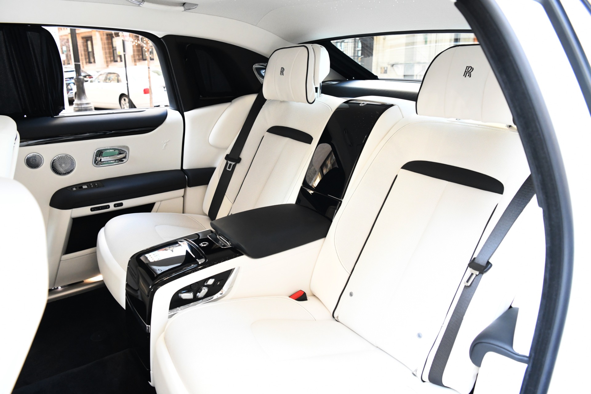 Chi tiết RollsRoyce Ghost EWB 2021 giá 40 tỷ đồng tại Việt Nam