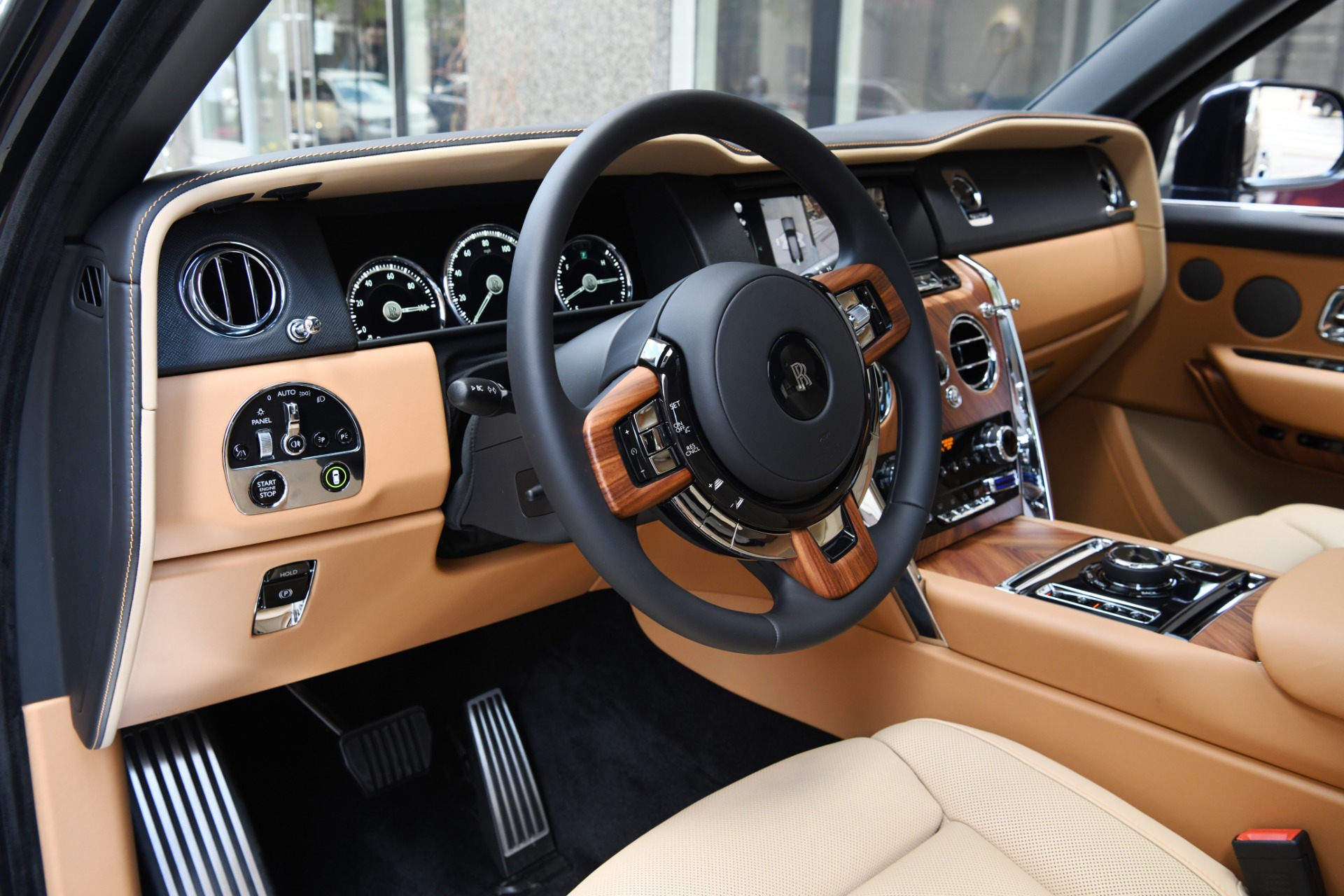 Đại gia Thái Nguyên mạnh tay sắm RollsRoyce Cullinan đưa về chung garage  